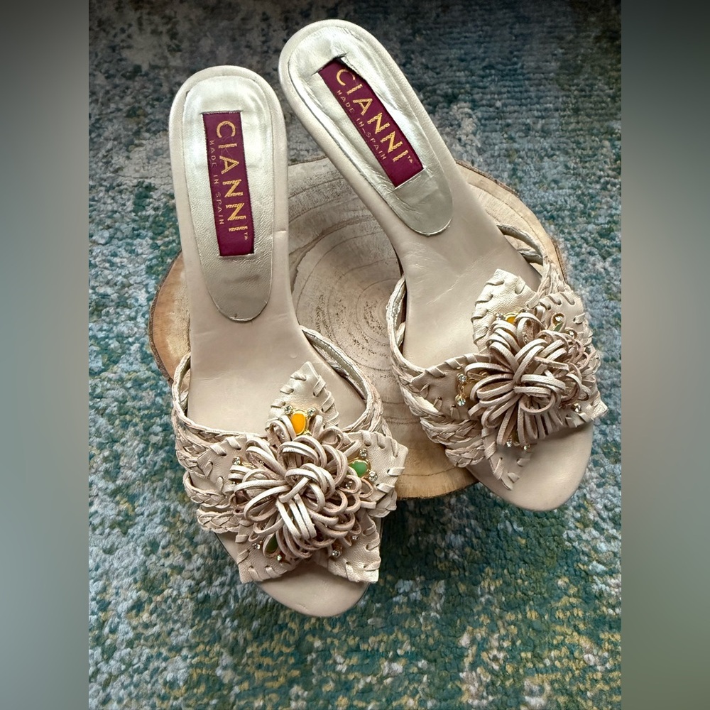 Vintage Y2K Cianni braided leather jeweled floral kitten heels, size 7M